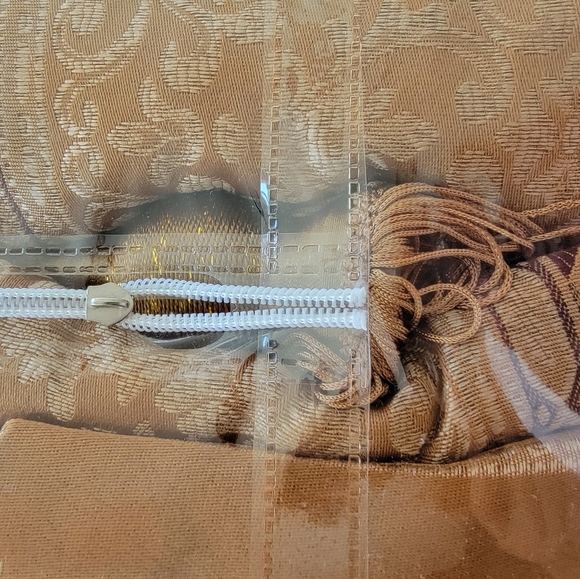 Curtain - Picture 4 of 7